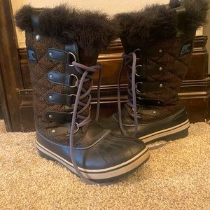 Sorrel high top snow boots